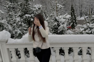 Рано вышла замуж.